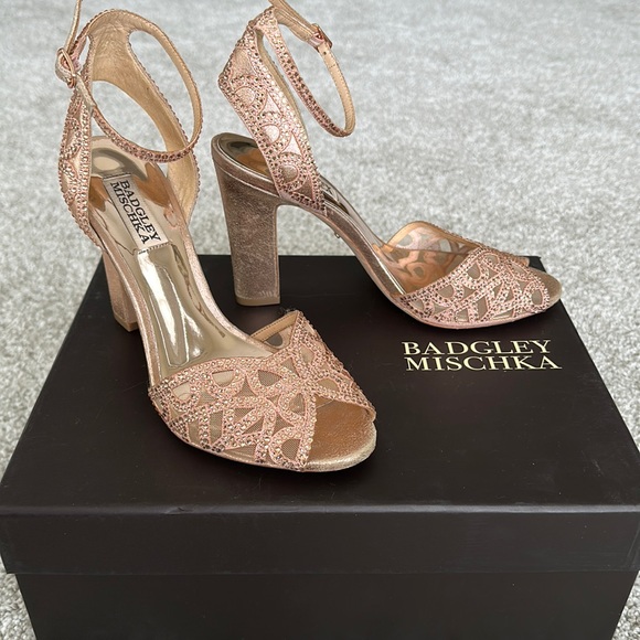 Badgley Mischka Shoes - Size 7.5 Badgley Mischka Hart Crystal Rose Gold